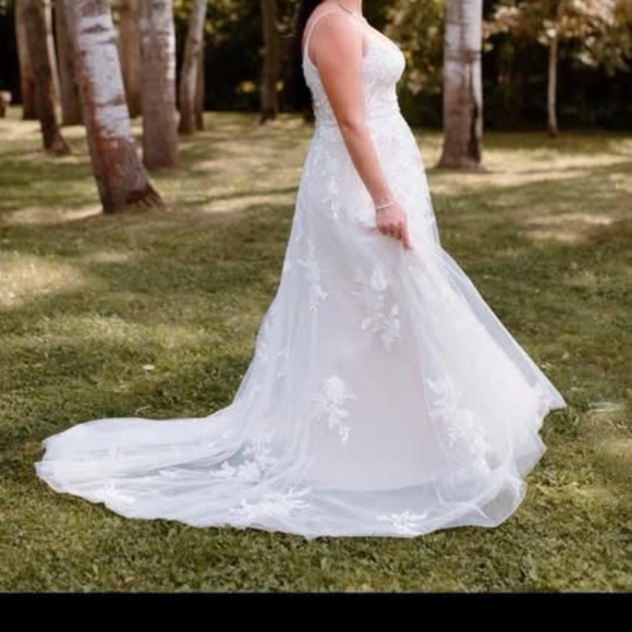 Stella York - Style 7447 - Elegant Lace A-Line Wedding Dress - Picture 1 of 4